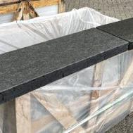 Bahia black zwembadrand 100x30x5-3 cm gevlamd, neus rond gezoet