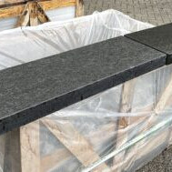 Bahia black zwembadrand 100x30x5-3 cm gevlamd, neus rond gezoet